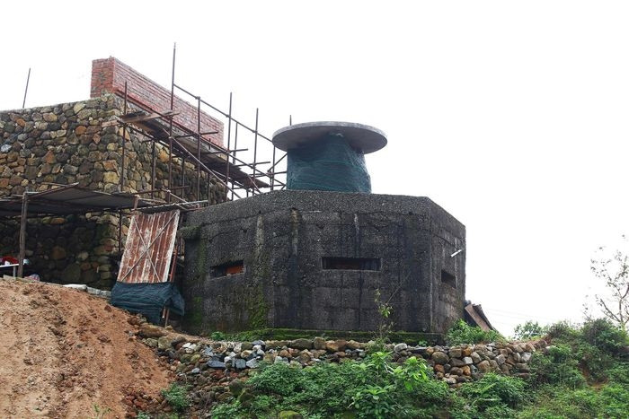 Cổng “Thiên hạ đệ nhất hùng quan” được trùng tu bằng việc hạ giải phần gạch phía trên. (Ảnh: Zing).