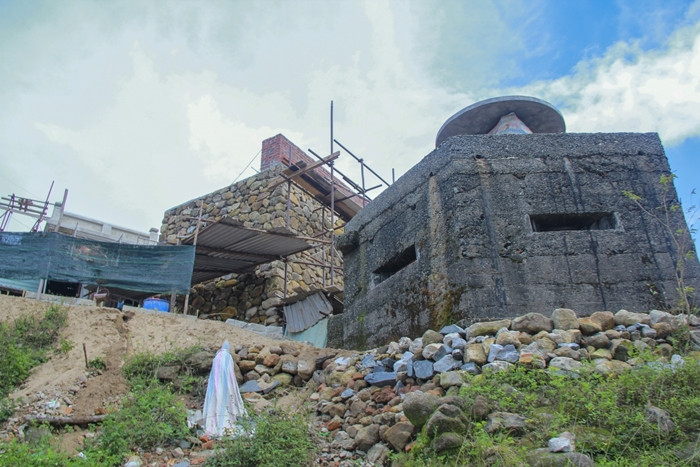 Tấm bia cổ ở cổng được để nguyên. (Ảnh: Tiền Phong).