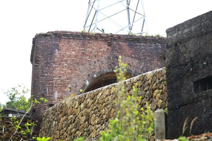 Dự án bảo tồn, tu bổ, phục hồi và phát huy giá trị di tích Hải Vân Quan có tổng mức đầu tư hơn 42 tỷ đồng do TP Đà Nẵng và Thừa Thiên Huế cùng góp vốn với tỷ lệ 50:50. Trung tâm bảo tồn di tích Cố đô Huế và Sở VHTT TP Đà Nẵng cùng phối hợp làm chủ đầu tư. Dự kiến dự án sẽ hoàn thành vào tháng 6/2023. (Ảnh: Zing).