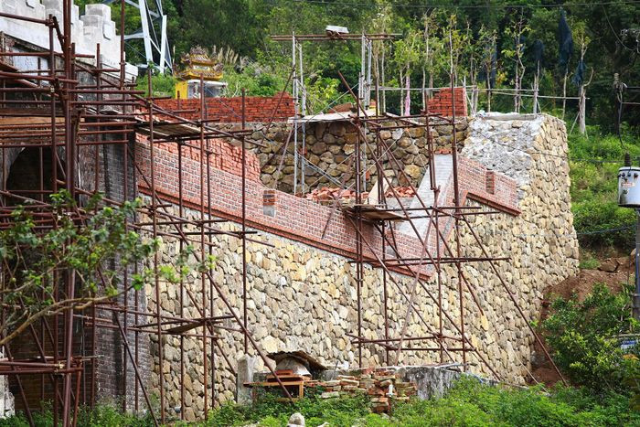 Các kỹ sư và công nhân cho biết đây di tích quốc gia gắn liền với lịch sử kháng chiến hào hùng của dân tộc nên việc trùng tu phải tuân thủ nghiêm ngặt về kiến trúc, kết cấu để công trình không bị "hiện đại hóa". (Ảnh: Petrotimes).