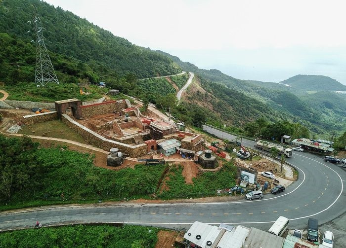 Hải Vân Quan được ví là "Thiên hạ đệ nhất hùng quan", công trình kiến trúc độc đáo này là một trong những cửa ải quan trọng của Việt Nam, công trình được hoàn thành vào năm Minh Mạng thứ 7 (1826). (Ảnh: Zing).