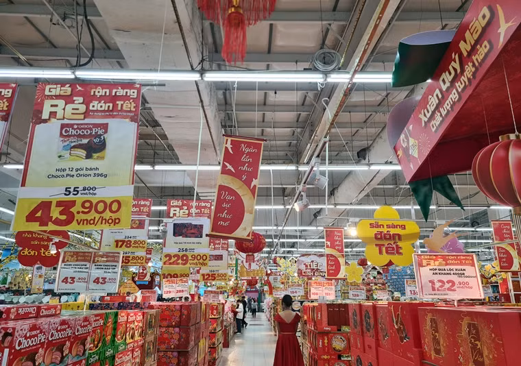 Theo khảo sát của PV Báo Tri thức và Cuộc sống, tại một siêu thị lớn nằm trên đường Trần Duy Hưng (quận Cầu Giấy, Hà Nội), loạt hàng hóa được sản xuất riêng cho mùa Tết như bánh kẹo, mứt Tết, đồ uống, thực phẩm… đã đồng loạt được trưng bày lên kệ. Hầu hết các mặt hàng bánh kẹo Tết đều đang được siêu thị giảm giá.