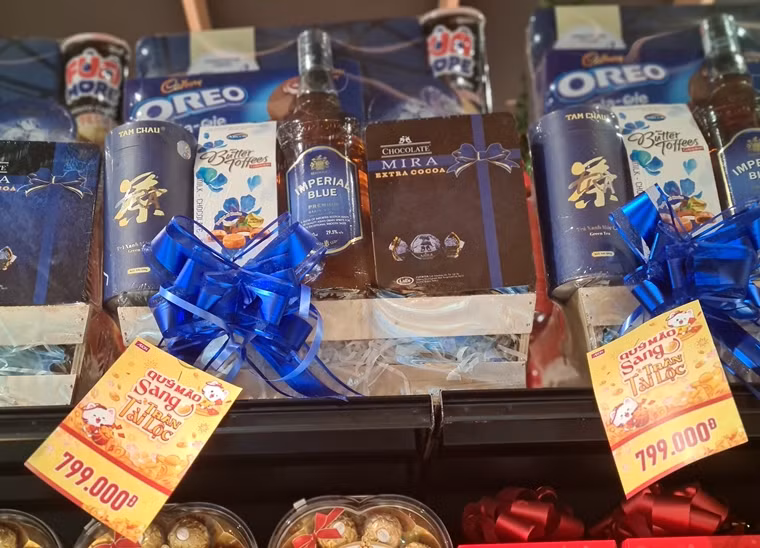 Nhiều mẫu sản phẩm giỏ quà Tết khác cũng được giới thiệu đến người tiêu dùng.