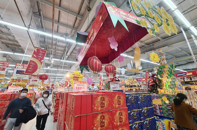 Giỏ quà Tết cũng khá đa dạng về mẫu mã. Mức giá cho mỗi giỏ quà giao động từ vài trăm cho đến trên dưới 1 triệu đồng. Được biết, dịp Tết 2023, siêu thị MM Mega Market Việt Nam có kế hoạch dự trữ hàng hóa tăng khoảng 20-30% so với Tết 2022 và tăng 40-50% so với những tháng bình thường. Nguồn hàng lớn được cung cấp từ các doanh nghiệp trong nước.