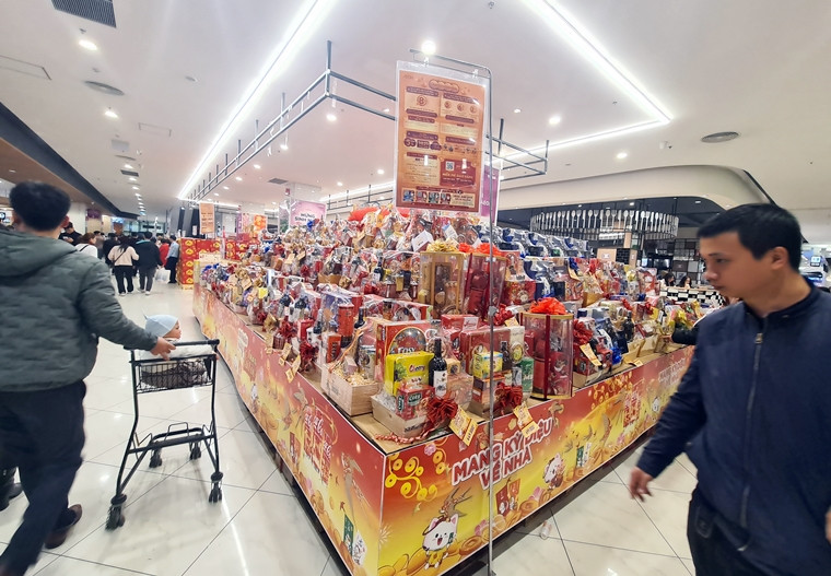 Giỏ quà Tết tại siêu thị này cũng có nhiều phân khúc giá cả từ bình dân cho đến “sang chảnh” để khách hàng lựa chọn.