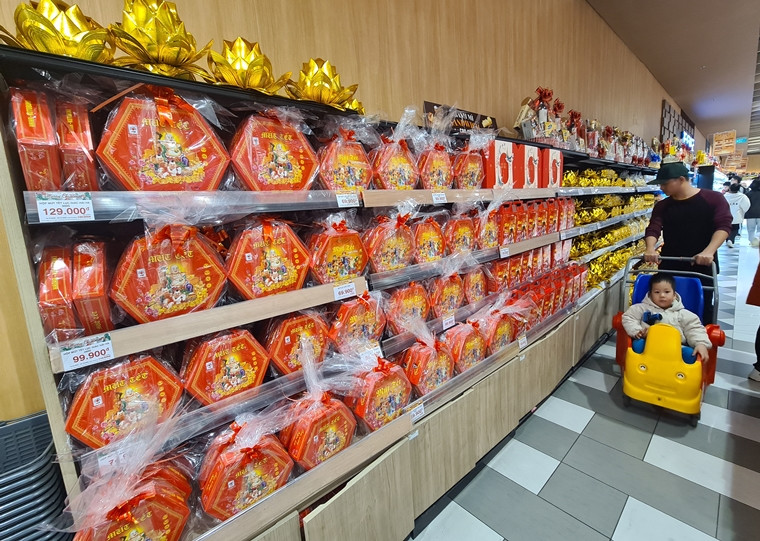 Tết năm nay, các doanh nghiệp sản xuất bánh kẹo, nước ngọt, nước giải khát,… đều đặt mục tiêu sản lượng, doanh số cao.