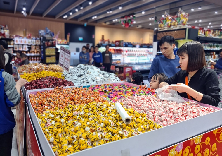 Các gian hàng bánh kẹo, hạt dưa, hạt dẻ cười, mứt truyền thống khác… thu hút nhiều người mua sắm.