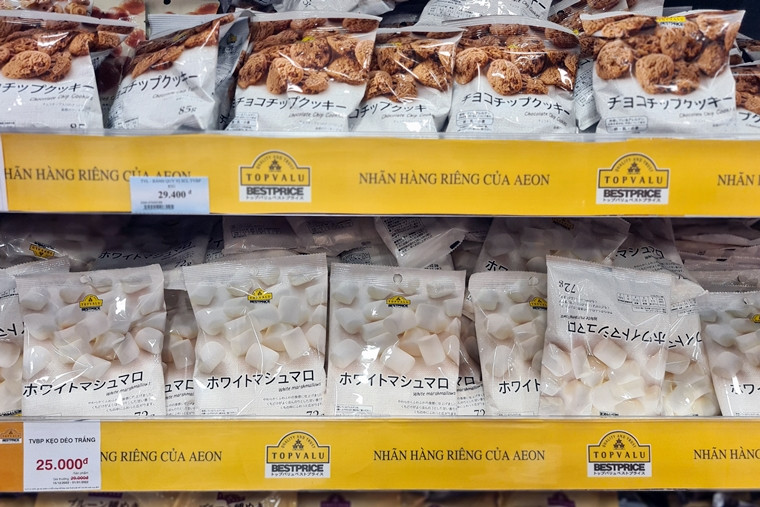 Giá các sản phẩm bánh kẹo "ngoại" cũng vừa phải.