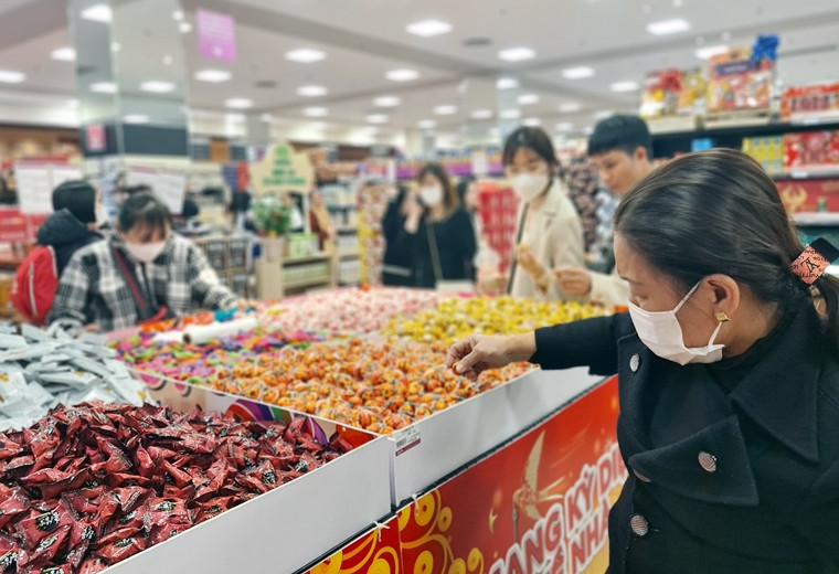 Các mặt hàng tiêu dùng, thực phẩm thiết yếu khá dồi dào, giá cả ổn định.