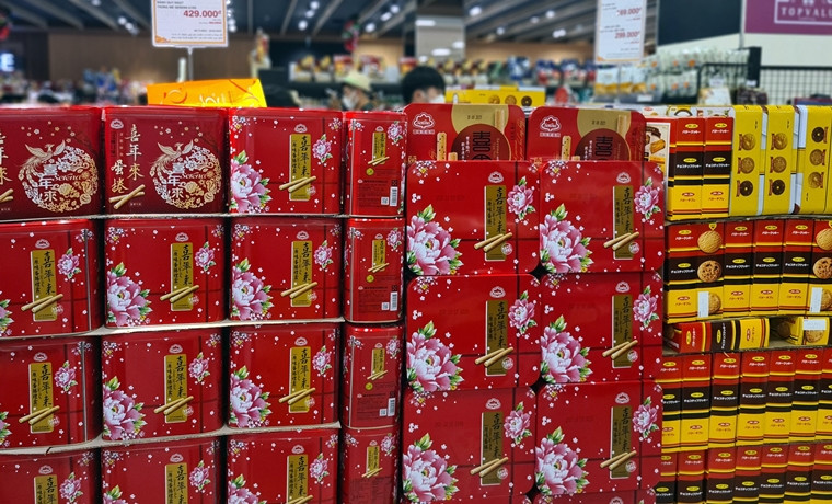 Sản phẩm bánh kẹo "ngoại" cũng được trưng bày lên kệ để khách hàng lựa chọn.