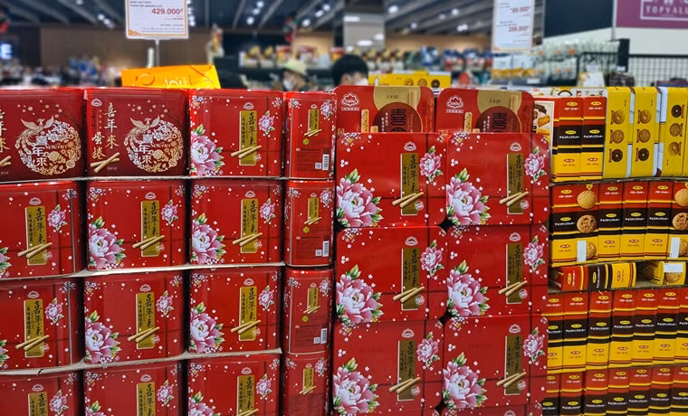 Sản phẩm bánh kẹo "ngoại" cũng được trưng bày lên kệ để khách hàng lựa chọn.