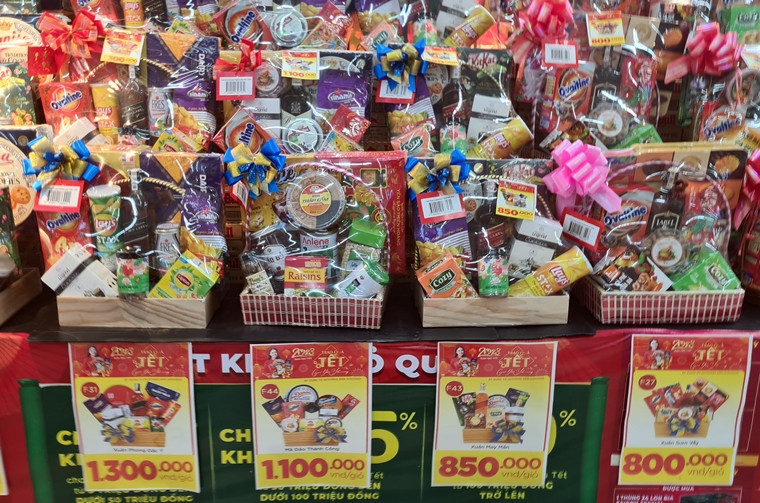 Tương tự, tại một siêu thị lớn khác nằm trên địa bàn quận Hà Đông (Hà Nội), các sản phẩm giỏ quà Tết hiện cũng được bày bán ngập tràn các gian hàng.