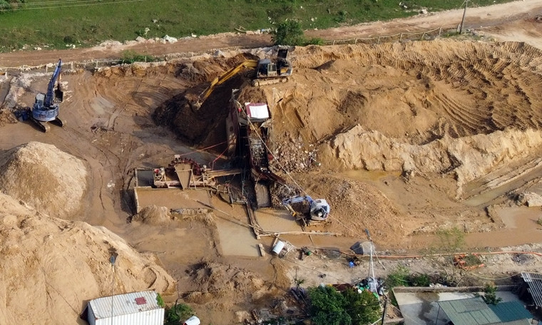 Đáng chú ý, tại bãi tập kết còn được lắp đặt thiết bị sàng rửa. Nước bẩn, đục ngầu chảy từ khu sàng rửa được dẫn thẳng xuống một ao nước ngay cạnh.