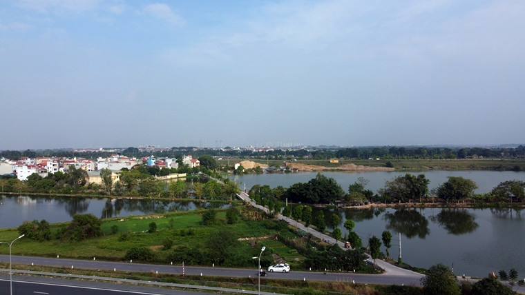 Được biết, thời gian qua Thành ủy, HĐND, UBND TP Hà Nội cũng như Sở NN&amp;PTNT thành phố luôn coi công tác quản lý, bảo vệ đê điều, quản lý sử dụng lòng sông, bãi sông là nhiệm vụ chính trị quan trọng. Đặc biệt, nhằm đảm bảo an toàn cho hệ thống đê, những năm qua với sự vào cuộc của cả hệ thống chính trị, nhiều tuyến đê điều xung yếu thường xuyên được thành phố đầu tư duy tu, sửa chữa… Thế nhưng, người dân đang không hiểu lý do gì mà bãi tập kết ở xã Tứ Hiệp vẫn có thể tồn tại, hoạt động một cách rầm rộ ngay chân đê Hữu Hồng như vậy?