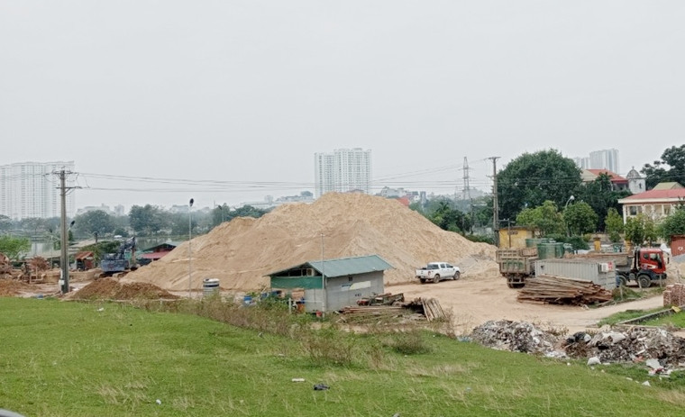 Đất, cát được chất đống cao như núi ngay chân đê Hữu Hồng. Người dân cho rằng bãi tập kết này ở ngay chân đê, đang đe dọa nghiêm trọng đến hành lang bảo vệ đê điều trên địa bàn xã?