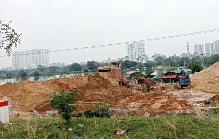 Thời điểm phóng viên ghi nhận, xung quanh bãi tập kết này thường có nhiều đối tượng "chim lợn" cảnh giác, bám theo khi phát hiện có người lạ.