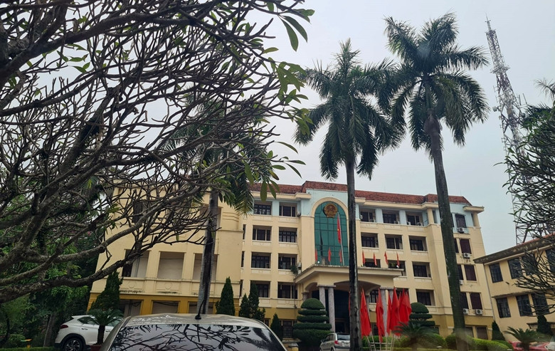 Nhằm tìm hiểu khách quan, đa chiều các thông tin phản ánh về bãi tập kết vật liệu xây dựng khủng “bức tử” môi trường, đe dọa hành lang bảo vệ đê điều ở thôn Đồng Trì, ngày 25/11/2022, PV Báo Tri thức và Cuộc sống đã đến liên hệ và đặt lịch làm việc với UBND xã Tứ Hiệp, UBND huyện Thanh Trì. Tuy nhiên đến nay (13/12/2022), đã nhiều ngày trôi qua phóng viên vẫn chưa nhận được bất kỳ phản hồi nào.