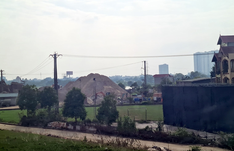 Đứng từ xa cũng dễ dàng quan sát thấy, một đống cát được chất cao bằng một ngôi nhà 3 tầng ngay gần.