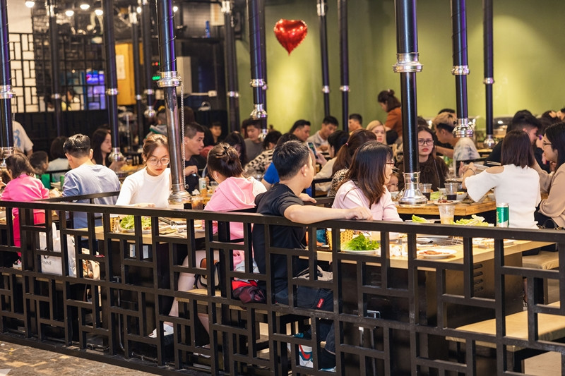 Nhiều khách hàng đưa cả gia đình, bạn bè đến ăn uống vui vẻ ăn bên trong Trung tâm thương mại Vincom.