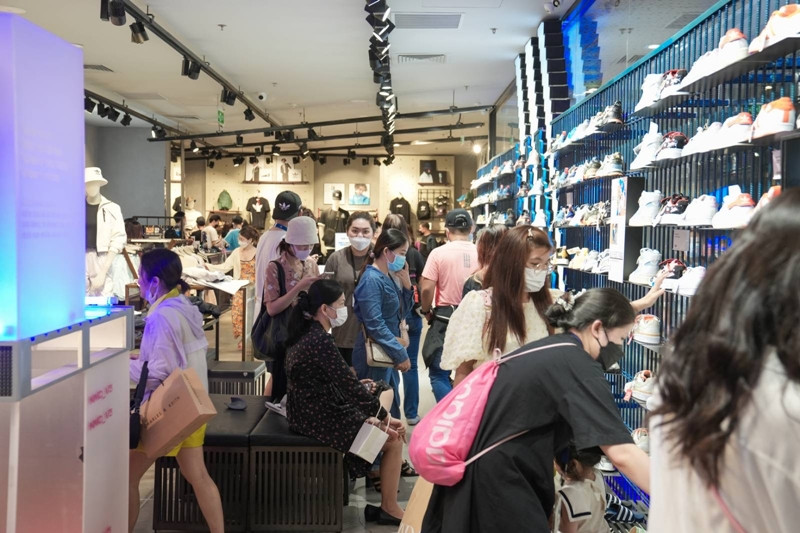 Một số khách hàng cho biết họ khá vui vì được đi mua sắm trực tiếp các sản phẩm yêu thích tại Vincom với ưu đãi không kém mua hàng online.