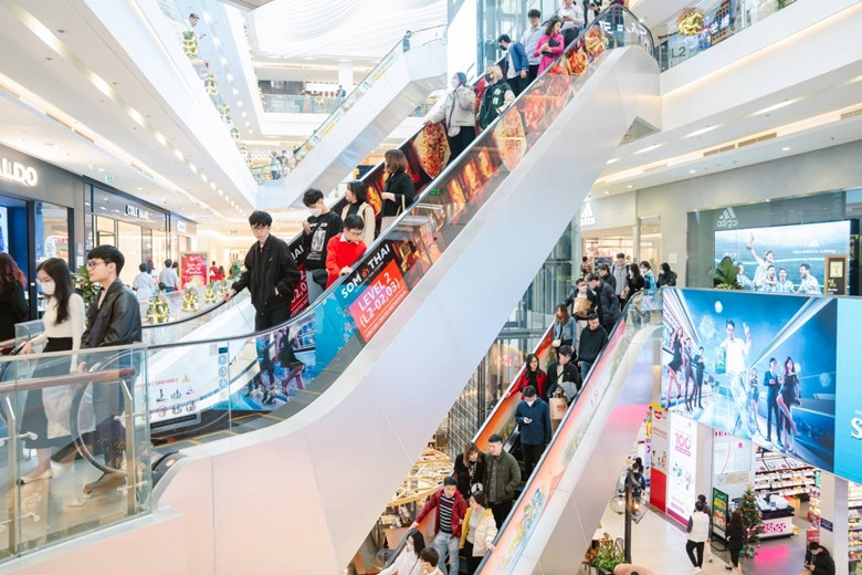 Lối di chuyển thang cuốn lên xuống bên trong Vincom lúc nào cũng đông nghịt.