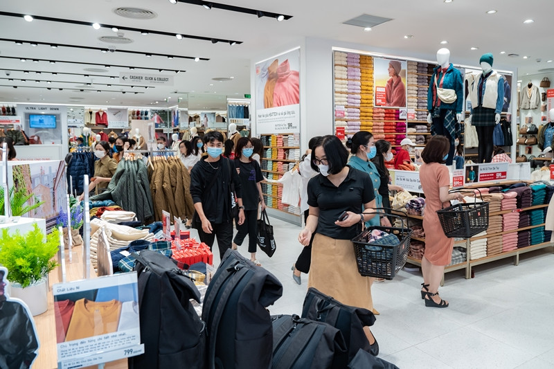 Một số thương hiệu thời trang nổi tiếng còn tung nhiều chương trình khuyến mãi với nhiều loại quần, áo có mức giá khá mềm nên thu hút đông khách hàng.