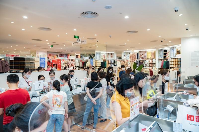 Các quầy thanh toán tại một cửa hàng thời trang Hàn Quốc luôn đông nghịt khách hàng, nhân viên làm việc không ngừng nghỉ.
