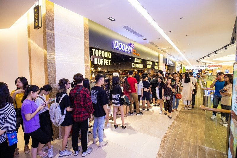 Không chỉ các gian hàng thời trang, một số quầy ăn uống trong Trung tâm thương mại Vincom cũng đông khách, xếp hàng dài để vào ăn uống.