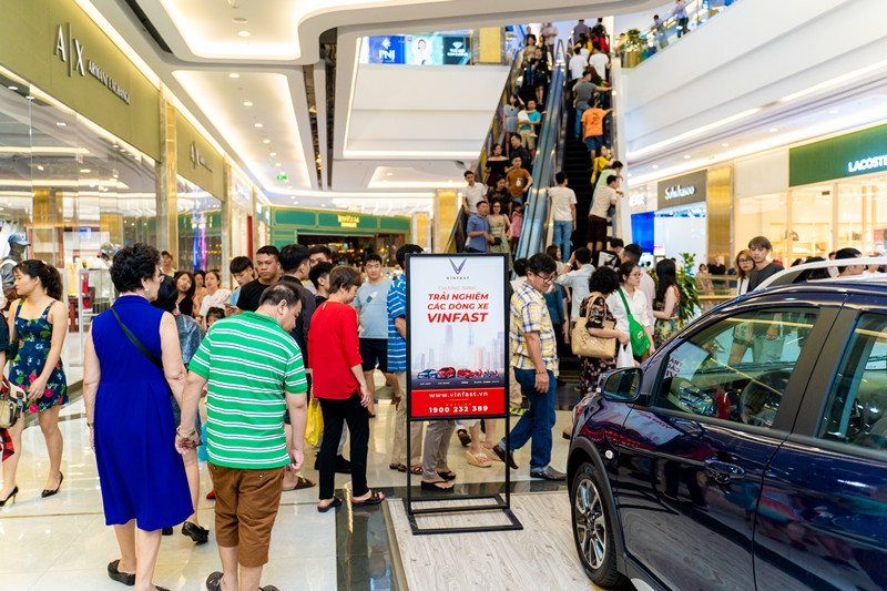 Các gian trưng bày, trải nghiệm các dòng xe của VinFast tại Trung tâm thương mại Vincom tập trung khá đông khách hàng.