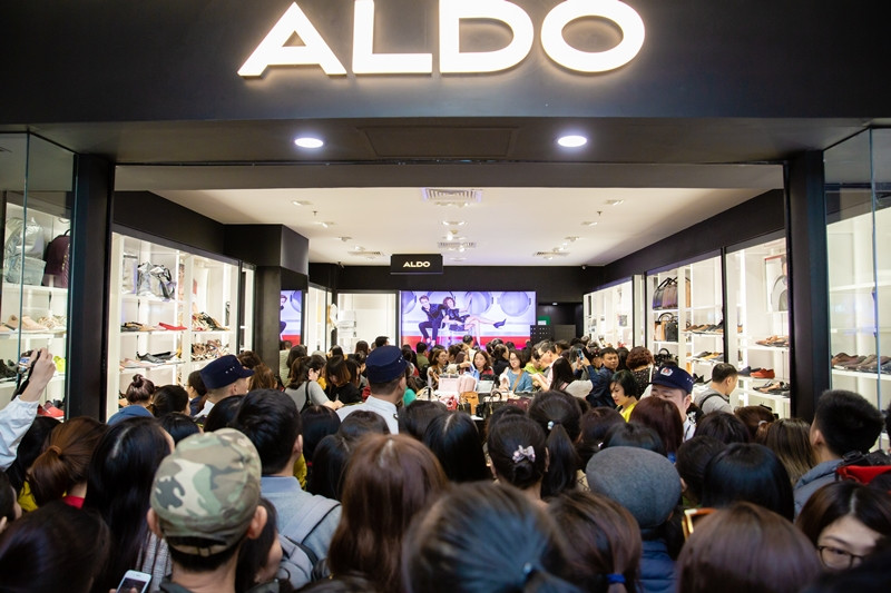 Khách chen nhau mua sắm các sản phẩm thương hiệu ALDO.