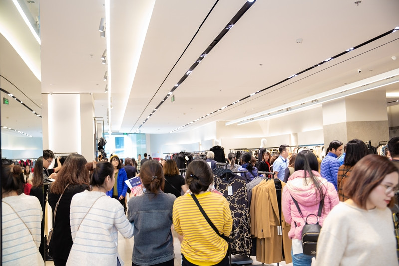 Đông người dân xếp hàng mua sắm.