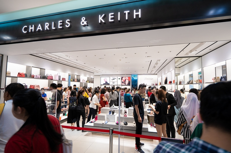 Các thương hiệu thời trang thu hút nhiều bạn trẻ tham quan, mua sắm.