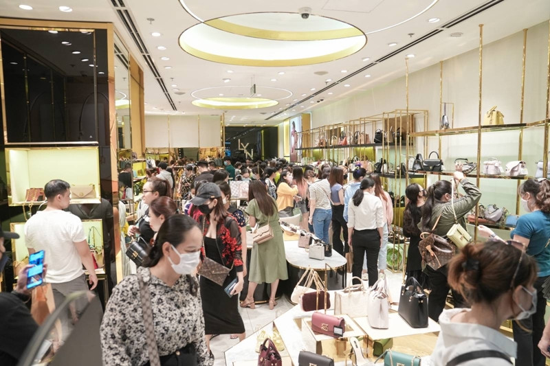 Các sản phẩm thời trang ở Trung tâm thương mại Vincom dồi dào, với đủ mẫu mã sản phẩm cho khách hàng thỏa thích lựa chọn.