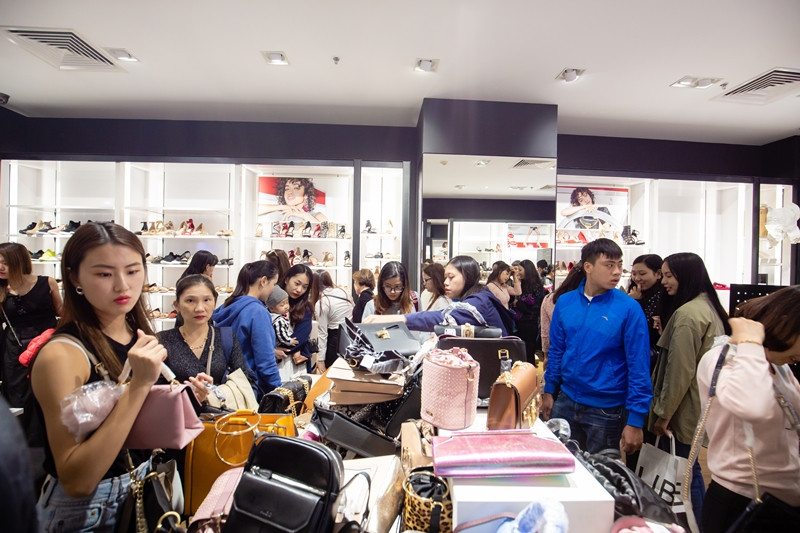 Các cửa hàng giày dép, túi xách thương hiệu tấp nập người mua sắm.