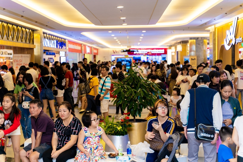 Khách hàng đủ mọi lứa tuổi đến Vincom vui chơi, mua sắm.