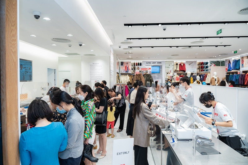 Khách xếp hàng dài để chờ đến lượt thanh toán sản phẩm.