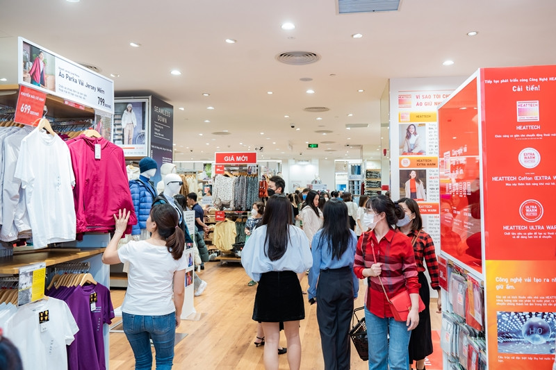Các cửa hàng có chương trình khuyến mãi nên thu hút được nhiều khách đến mua.