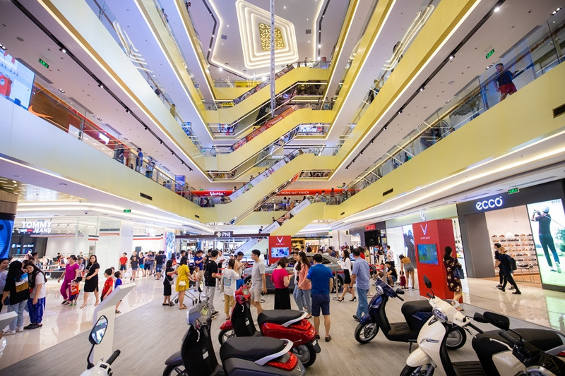 Theo ghi nhận của phóng viên, những ngày qua, lượng người đổ về các Trung tâm thương mại Vincom nằm trên địa bàn TP Hà Nội để mua sắm, vui chơi rất nhộn nhịp.