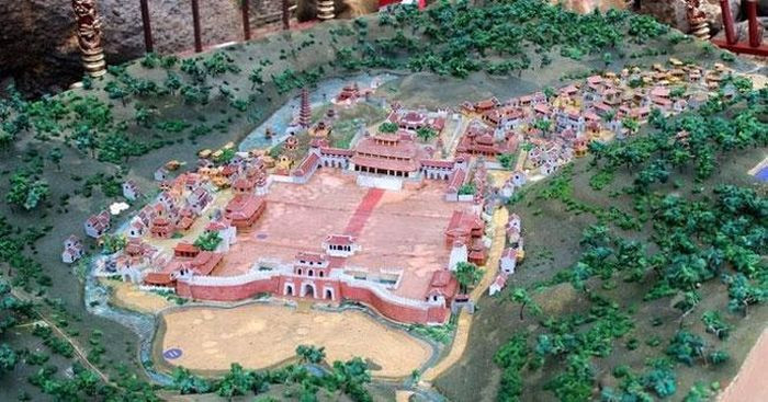 Trong đó, khu phim trường chính có diện tích hơn 6,1ha được thiết kế với mô hình “Kinh thành Thăng Long thu nhỏ”, gợi nhớ lại hào khí Lý - Trần. (Ảnh: Tiền Phong).