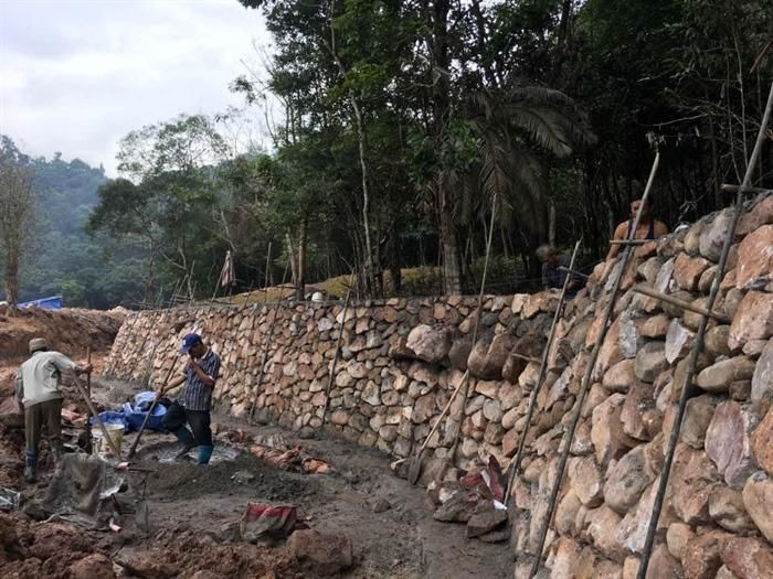 Tuy nhiên, sau gần 6 năm trôi qua, chủ đầu tư mới thi công được một số bờ kè đá, xây hồ nhỏ và phục dựng một số ngôi nhà gỗ. (Ảnh: Tiền Phong).