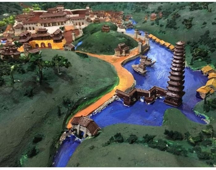 Mô hình này với trên 40 hạng mục gồm: Khu mô phỏng hoàng cung, khu mô phỏng phố thị, khu vườn thượng uyển và lâm viên, khu mô phỏng làng Việt cổ, khu mô phỏng thủy trại, quảng trường. (Ảnh: Tiền Phong).