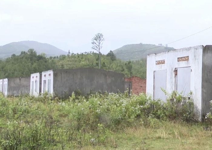 Đầu năm 2022, đại diện các sở, ngành đã kiểm tra khu tái định cư Măng Rao và yêu cầu huyện Đăk Glei nghiên cứu giải pháp để sửa chữa, vận động người dân quay lại ở. Đồng thời, chính quyền xã đã đến gặp từng hộ dân thôn Đăk Đoát nhằm vận động quay lại vùng tái định cư sinh sống. (Ảnh: Người đưa tin).