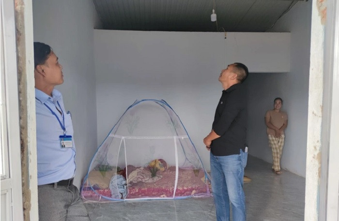 Anh Nhong đã phải bỏ ra hơn 20 triệu để mua lại mái tôn, cửa. Vì điều kiện còn khó khăn nên hầu như trong nhà cũng chẳng có vật dụng gì đáng giá. (Ảnh: Dân Trí).