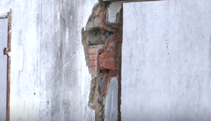 Ông Nguyễn Khắc Tụ - Phó Chủ tịch UBND xã Đăk Pét, huyện Đăk Glei - cho biết qua vận động thì có hàng chục hộ dân đã ký cam kết sẽ quay lại vùng tái định cư. Nhưng họ hẹn vào năm 2023 để sắp xếp việc học tập cho con. (Ảnh: Dân Trí).