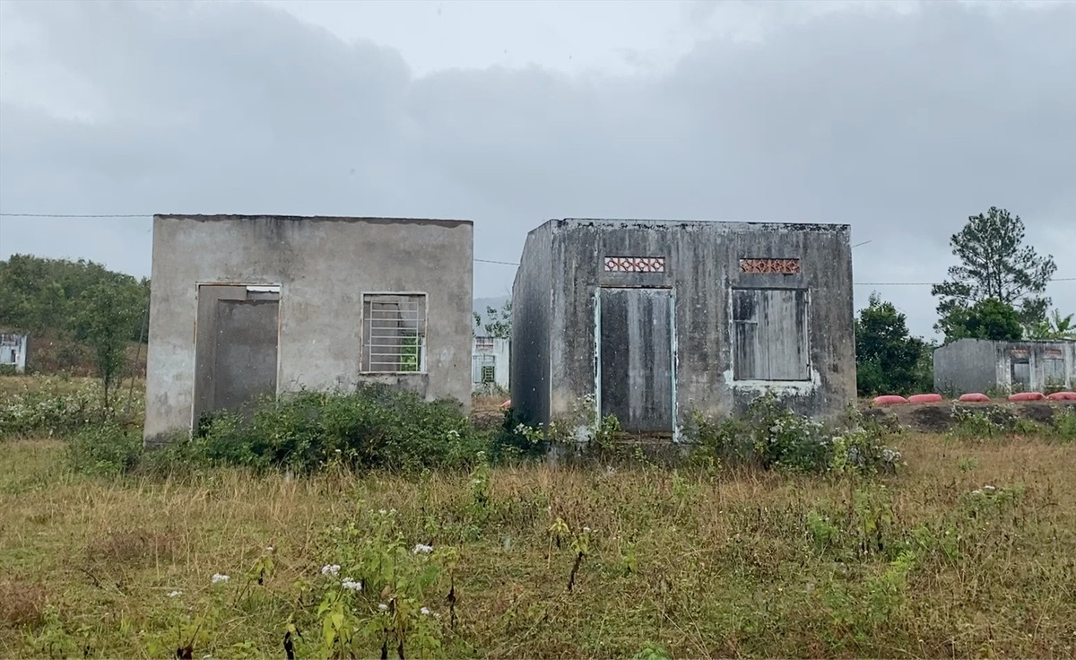 Trải qua thời gian, khu tái định cư bị tàn phá khiến một số công trình như nhà ở, đường giao thông, điện chiếu sáng, công trình nước sinh hoạt bị xuống cấp, hư hỏng. (Ảnh: Lao Động).