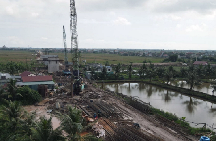 Máy móc và công nhân khẩn trương làm việc để đảm bảo tiến độ dự án.