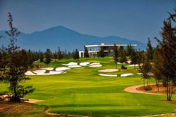 Chu tich Cty BDS danh nu nhan vien caddie: San golf BRG Da Nang hien dai sao?-Hinh-2