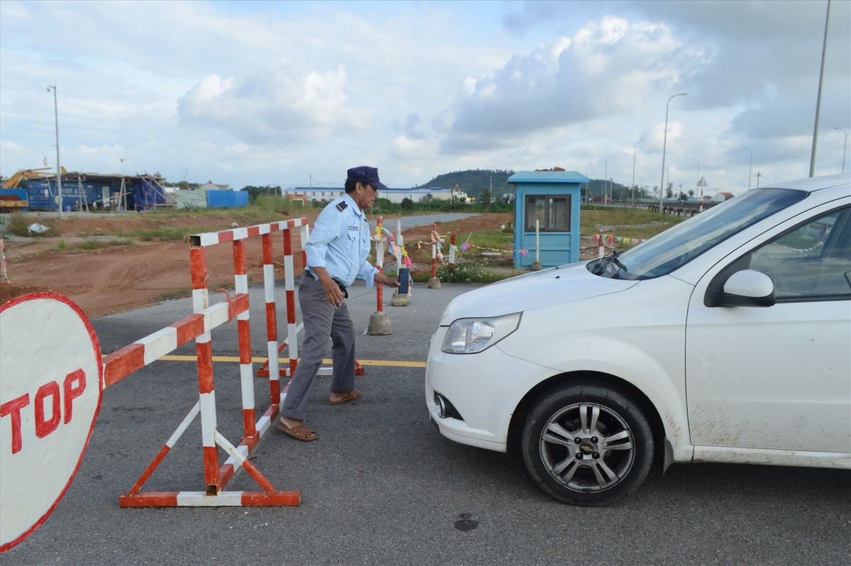 Trả lời với báo chí, ông Nguyễn Đức Trung - Quyền Giám đốc Sở Tài nguyên và Môi trường tỉnh Quảng Ngãi cho biết, Sở này chưa nhận bất cứ hồ sơ nào về việc chuyển đổi mục đích sử dụng đất, giao đất, cho thuê đất liên quan đến dự án khu dân cư Bắc TP Quảng Ngãi do Công ty TNHH MTV Đất Xanh Quảng Ngãi làm chủ đầu tư. (Ảnh: Lao Động).
