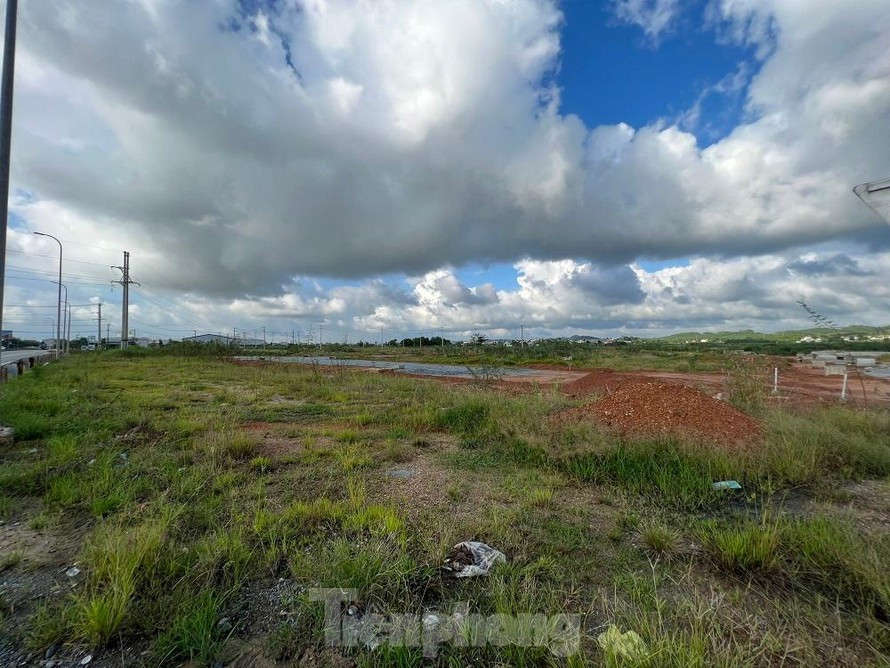 Theo đó, Chủ tịch UBND tỉnh Quảng Ngãi yêu cầu UBND TP Quảng Ngãi chủ trì, phối hợp với các cơ quan, đơn vị có liên quan kiểm tra thực tế để xử lý các hành vi vi phạm theo đúng quy định của Luật Đất đai, Luật Xây dựng tại dự án khu dân cư phía bắc TP Quảng Ngãi và báo cáo kết quả cho UBND tỉnh trước ngày 20/12. (Ảnh: Tiền Phong).