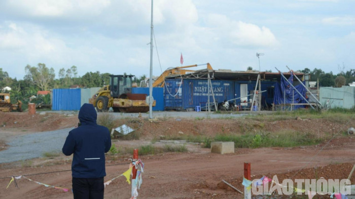 Dự án khu dân cư phía bắc TP Quảng Ngãi có tổng diện tích khoảng 10 ha. Trong đó phường Trương Quang Trọng có khoảng 9 ha, chủ yếu là đất trồng lúa của người dân. Tổng mức đầu tư dự án hơn 159 tỷ đồng, từng được quảng cáo rầm rộ sẽ hoàn thành vào quý IV/2020. (Ảnh: Báo Giao thông).